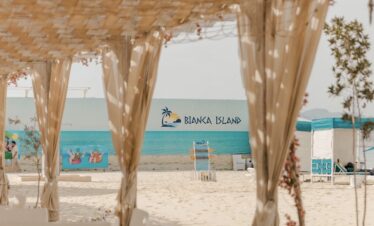 Panneau Bianca Island vu depuis une pergola, plage de sable blanc en mer Rouge