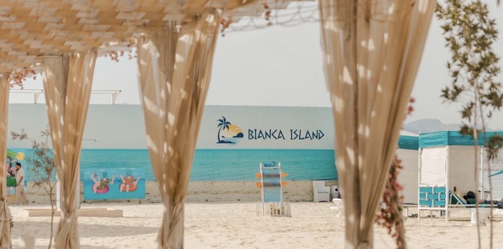Panneau Bianca Island vu depuis une pergola, plage de sable blanc en mer Rouge