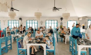 Salle de restaurant de Bianca Island, chaises bleues, service du déjeuner en buffet