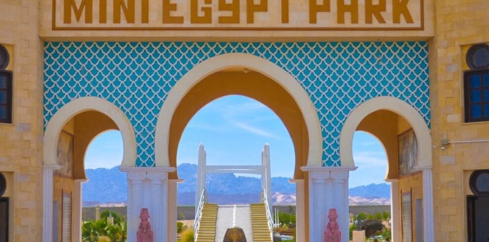 Porte d'entrée monumentale du Mini Egypt Park à Hurghada, avec ses statues et son décor pharaonique