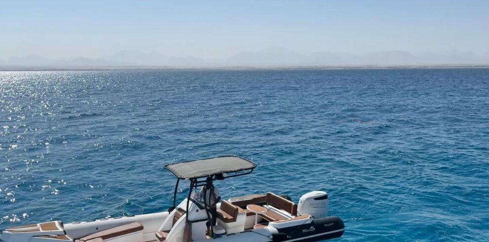 Speedboat semi-rigide privé au mouillage dans l'eau turquoise de la mer Rouge