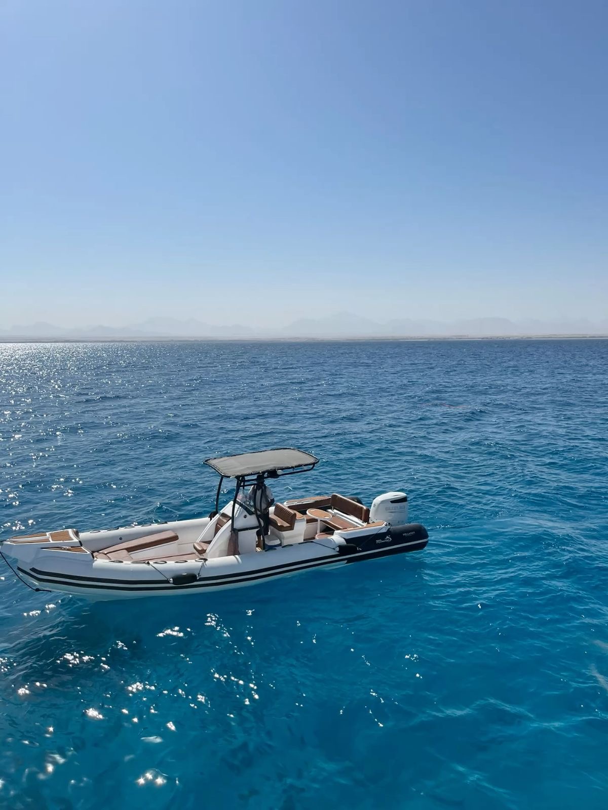 Speedboat semi-rigide privé au mouillage dans l'eau turquoise de la mer Rouge