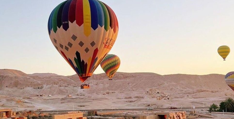 Montgolfières au-dessus du Ramesseum et de la rive ouest de Louxor au lever du soleil