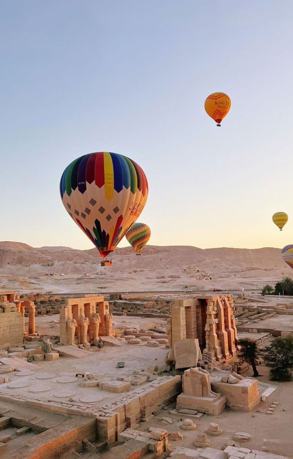 Montgolfières au-dessus du Ramesseum et de la rive ouest de Louxor au lever du soleil